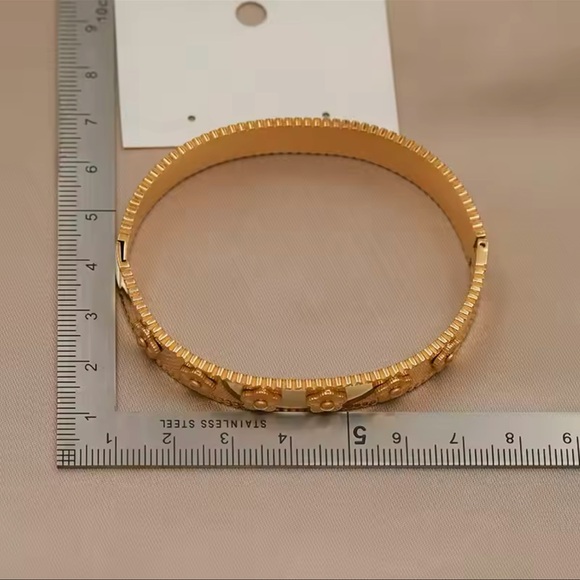 NWOT 14K Gold Plated Lucky Bracelet in Gold - Picture 4 of 6